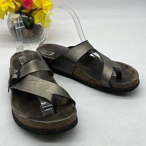 Mephisto Gold Leather Toe Loop Thong Sandals Size 40. FFT3550C